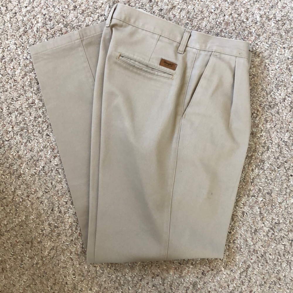 Khaki dress pants slacks wrangler Riata 33x32